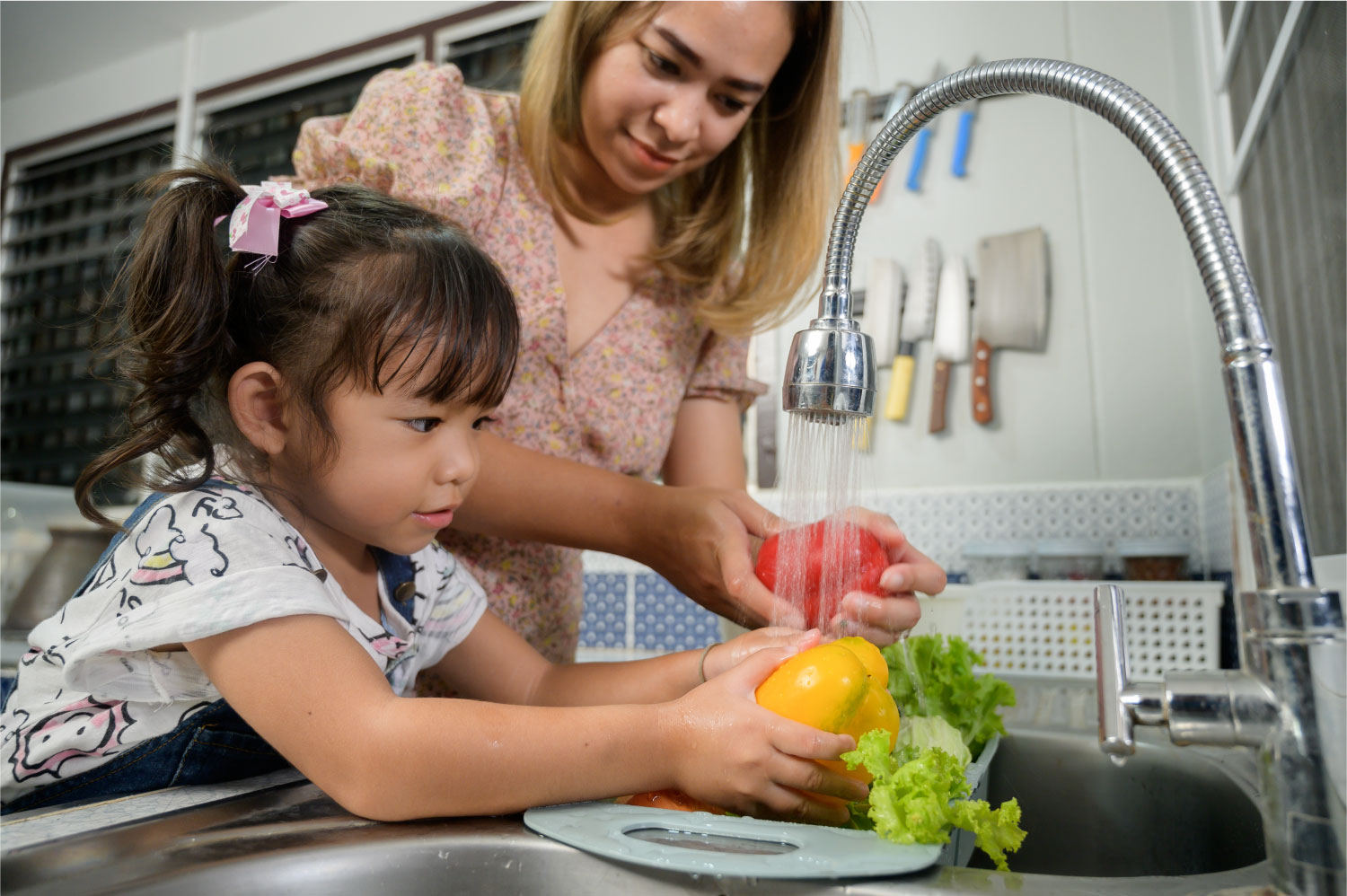 Дочка моет посуду. Мытье фруктов. Мытье овощей. Мытье овощей детьми. Мытье рук и овощей.
